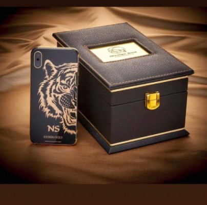 La nueva moda de los futbolistas: Presumen tener celulares bañados en oro&nbsp;&nbsp;