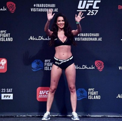 Camila Oliveira, la chica que aprovecha las peleas de UFC para vender contenidos para adultos