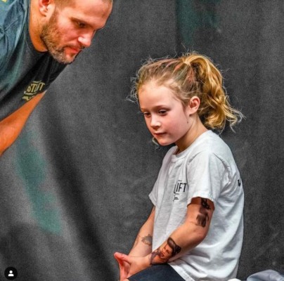 Así es la niña de siete años que se convirtió en la más fuerte del mundo al levantar 80 kg