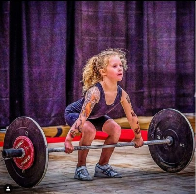 Así es la niña de siete años que se convirtió en la más fuerte del mundo al levantar 80 kg