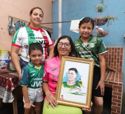 La madre de Francisco Martínez junto a su esposa e hijas.