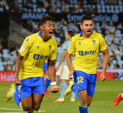 Cádiz quiere retener al “Choco” Lozano y confirma la propuesta de renovación de contrato para el delantero hondureño