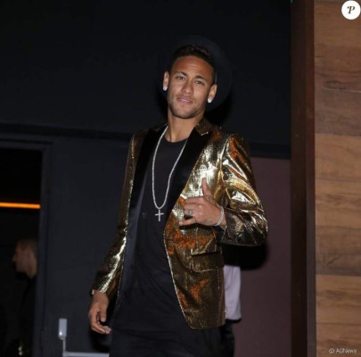 Neymar se pasa a lo grande la fiesta de 20 años de su hermana Rafaella