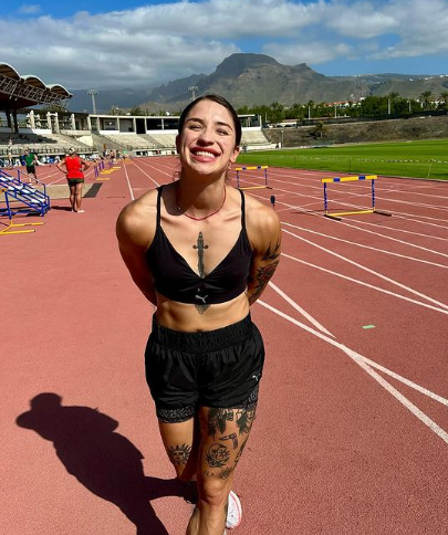 París 2024: así es la corredora polaca que se hizo viral por un peculiar saludo y exuberantes tatuajes