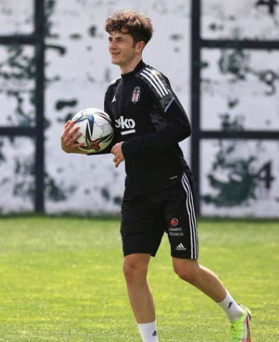 Se abrió una cuenta de Tinder y su club de toda la vida lo despide: ¿Qué tenía en el perfil?