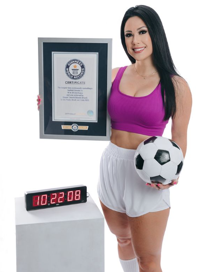 La preciosa brasileña que rompió el récord mundial de dominadas: ¡más de 62 mil toques!