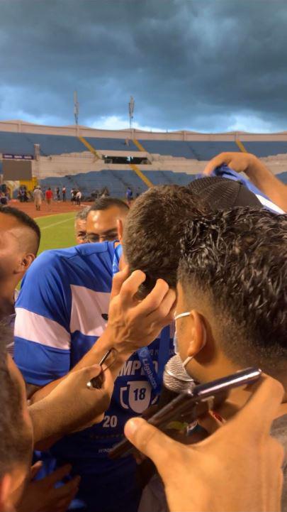 Emotivo: Jonathan Rougier rompe en llanto al ser arropado por la afición del Motagua que le pedía que se quedara