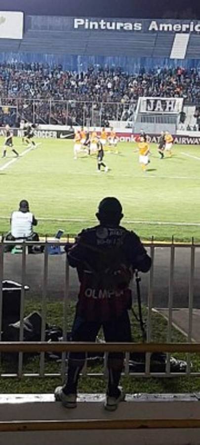 No se vio por TV: Con camiseta de Olimpia apoyando a Motagua, el beso y el 'invitado' en el palco