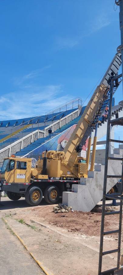 Así comienzan los trabajos de instalación de las nuevas graderías del sector de Sol del estadio Nacional Chelato Uclés
