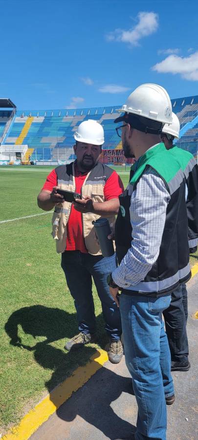 Así comienzan los trabajos de instalación de las nuevas graderías del sector de Sol del estadio Nacional Chelato Uclés