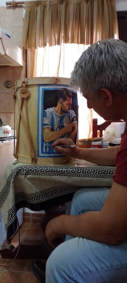 La travesía de un barbero que se fue en bicicleta hasta la casa de Messi en París: la actitud de Antonela Roccuzzo y el regalo que le dejó al crack argentino