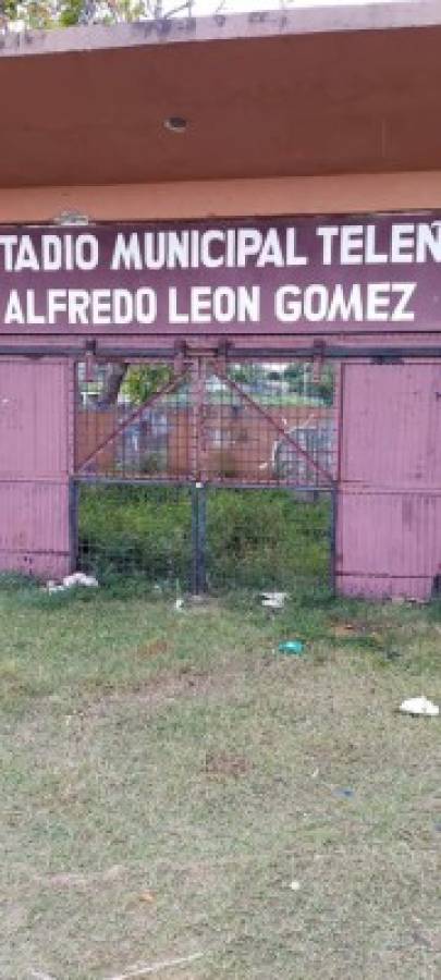 Jugadores del Tela FC dejan el balón a un lado y comienzan a limpiar el estadio Alfredo León Gómez