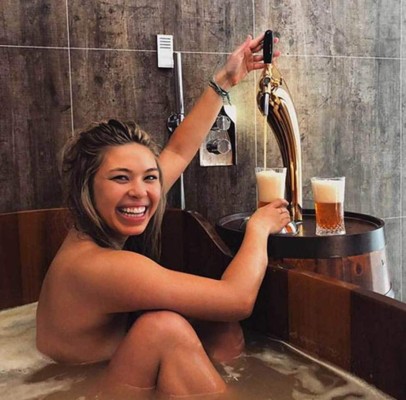 ¡Increíble! El futbolista de la Premier League que se baña con cerveza para conservarse &nbsp;&nbsp;