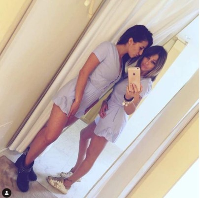 Crack italiano le pide a su hermosa madre que no suba más fotos sensuales en Instagram