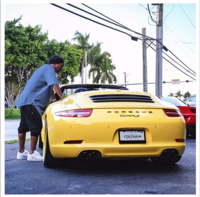 ¡De lujo! Los impresionantes autos que se ha comprado Ronaldinho en su carrera