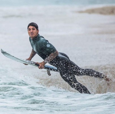 Neymar se viste de 'hippie' para celebrarle el cumpleaños a un amigo surfista en plena navidad