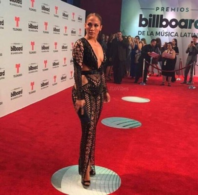 La ardiente Jennifer López, novia de Alex Rodríguez, deslumbra en los premios Billboard