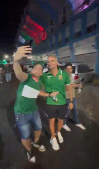 Euforia: Lavallén celebrando en las calles y presidente de Marathón con la barra