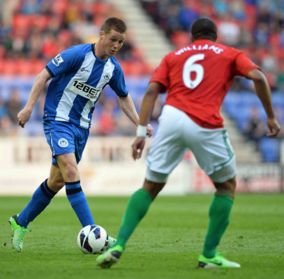 Roger Espinoza anota, pero Wigan cae en casa