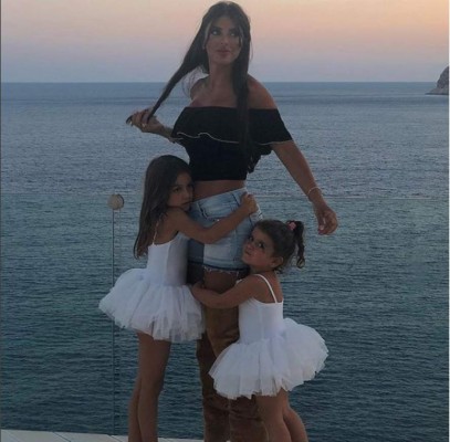 Daniella Semaan deslumbra junto con Antonela Rocuzzo en sus vacaciones en Grecia