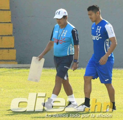 Risas, bromas y pláticas individuales de Pinto en el último entreno de Honduras