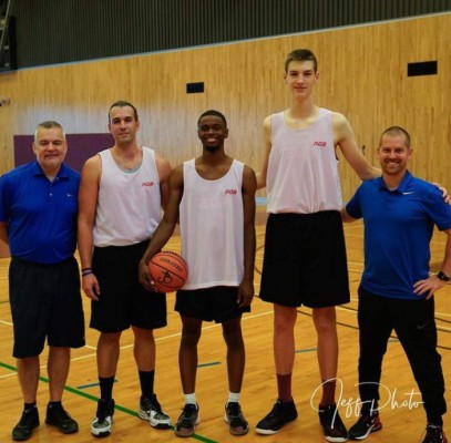 Exmadridista entra en los Libros Guinness por ser el adolescente más alto del mundo: ¡15 años y mide 2,26!