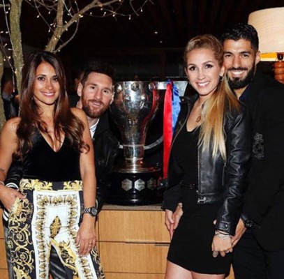 Fiesta, cariño y muchas fotografías: Así celebraron las parejas de los jugadores del Barcelona el título Liga &nbsp;&nbsp;