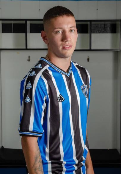 El que sepa de algo, me chifla: es profesional, lo tienen borrado en su equipo y busca nuevo club por Facebook