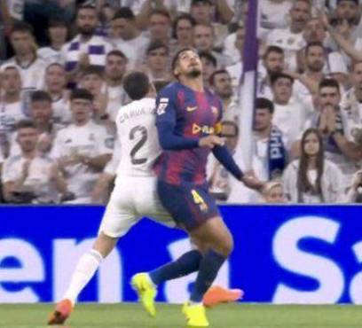 Esta fue la jugada donde Dani Carvajal empuja a Araujo dentro del área y Matheus Lahoz ha considerado que era un penal para los culés.
