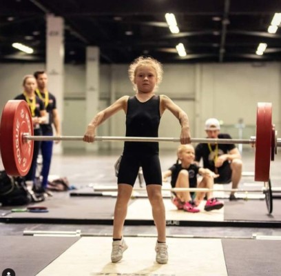 Así es la niña de siete años que se convirtió en la más fuerte del mundo al levantar 80 kg