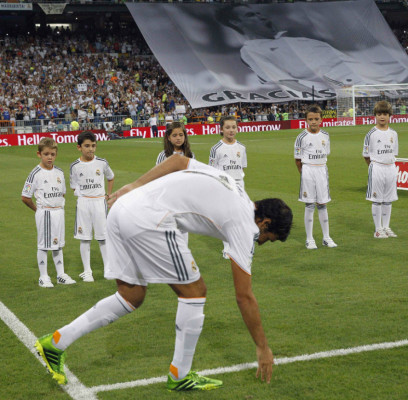El Bernabéu rinde homenaje a una leyenda; Raúl González