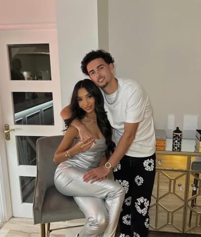 Las preciosas novias de los jugadores de Liverpool y Real Madrid: “Es mejor vivir con una doctora que con una modelo”