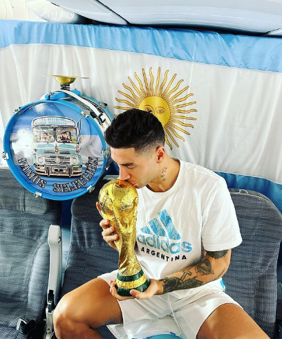 Lo que se vive dentro del avión: así viajan los jugadores de Argentina de vuelta a su país con la Copa del Mundo tras vencer a Francia