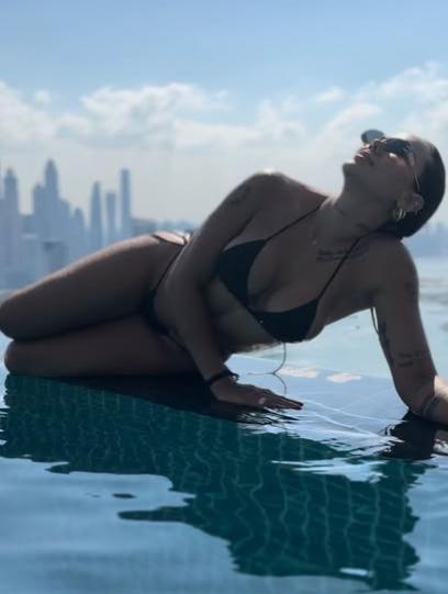 Arturo Vidal se fue a Medio Oriente con su exuberante novia y así fue recibido: “Vacaciones con mi mamacita”