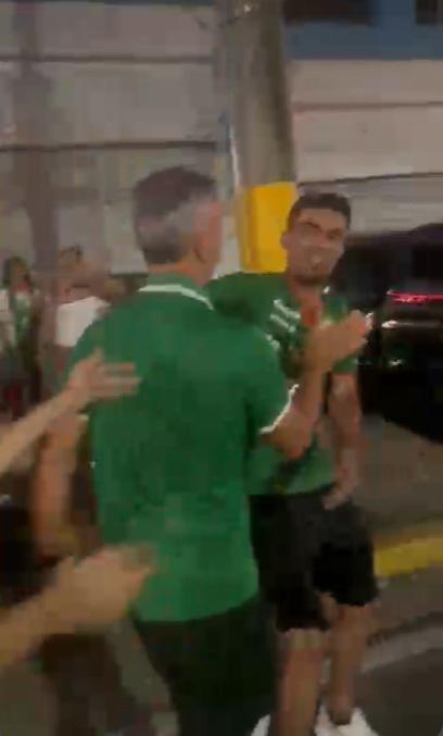 Euforia: Lavallén celebrando en las calles y presidente de Marathón con la barra