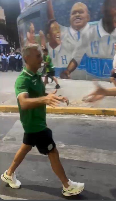 Euforia: Lavallén celebrando en las calles y presidente de Marathón con la barra