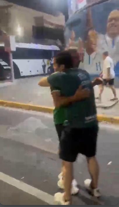 Euforia: Lavallén celebrando en las calles y presidente de Marathón con la barra