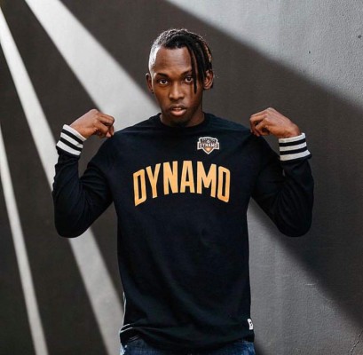 Alberth Elis sorprende a niños de Tela y les regala implementos deportivos