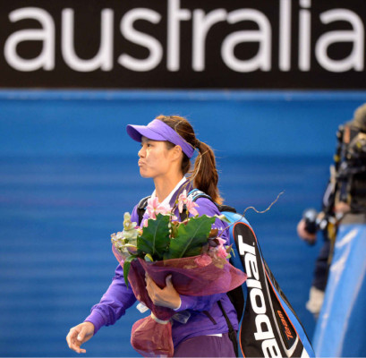 Su majestad Azarenka es la reina de Australia .