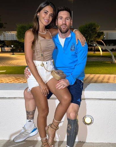 Dos niños llegaron a la casa de Messi y se llevaron la sorpresa de sus vidas: “Cuando veo que aparece la pierna toda tatuada...”