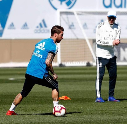 FOTOS: El cariño a Benzema, la primera charla y el aplauso a Ramos en el primer entrenamiento de Zidane en el Real Madrid