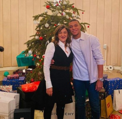 Apasionado beso de Thiago y uno en muletas: Así viven la navidad 2020 los cracks del fútbol