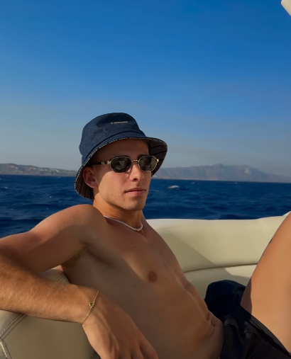 Futbolista del Barcelona presentó a su novia y es vacilado por sus compañeros: “Estás a tiempo de borrar”