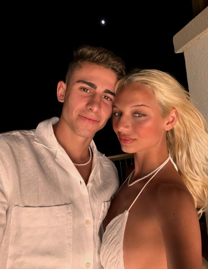 Futbolista del Barcelona presentó a su novia y es vacilado por sus compañeros: “Estás a tiempo de borrar”