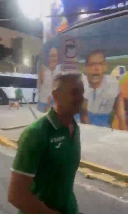 Euforia: Lavallén celebrando en las calles y presidente de Marathón con la barra