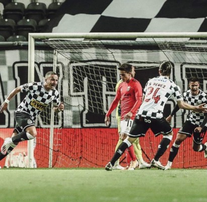 ¡Euforia y júbilo! El festejo del Boavista al vencer a Benfica con Alberth Elis como el mejor del partido