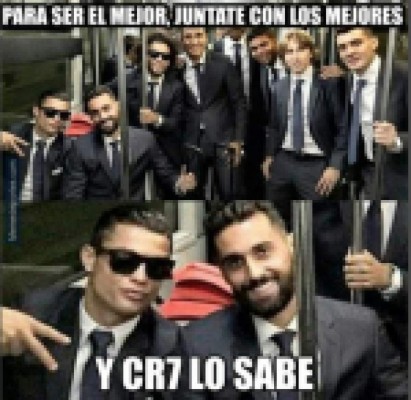 Los memes que dejaron las fallas del Chicharito ante el Barcelona