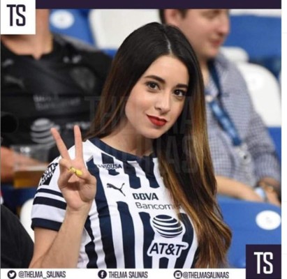 Presentadora mexicana vacaciona en las playas de Roatán, Honduras