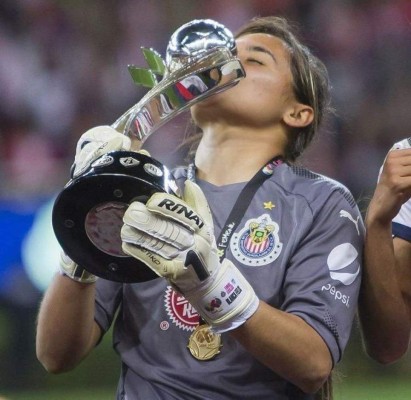 ¡Enorme! Detallazo de Alan Pulido y portera mexicana con un niño que perdió a su padre