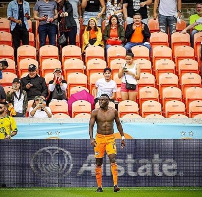 ¡Al estilo CR7! Alberth Elis presume en redes sociales su físico ganado en la cuarentena